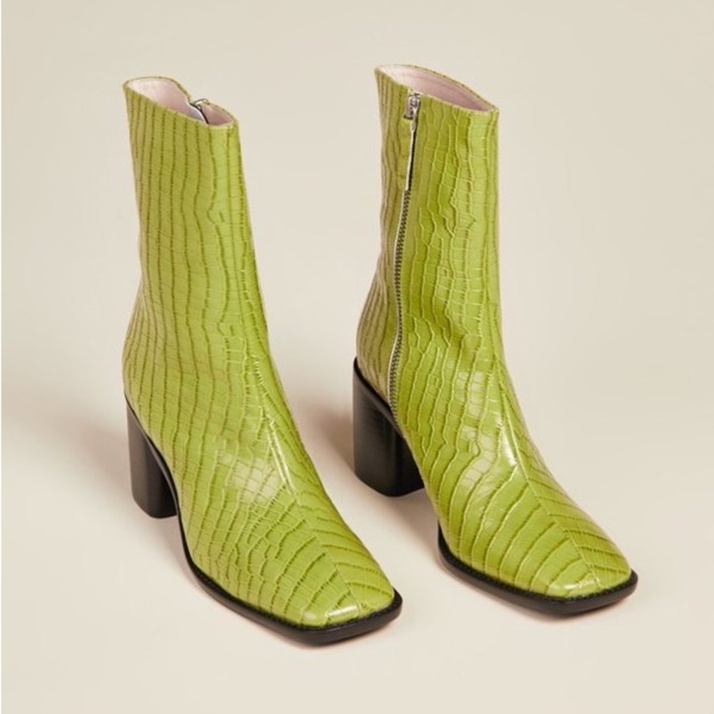 INTENTIONALLY BLANK green boots size 6.